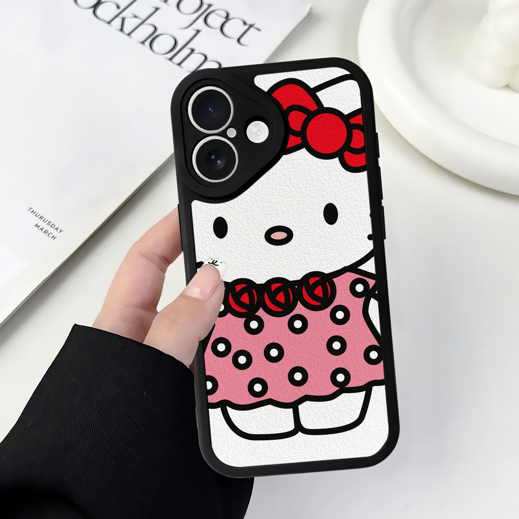 （画像用） Hello Kitty ハローキティ 【iPhone 16シリーズ対応】シリコンスマホケース（レザー調） 材質：シリコン